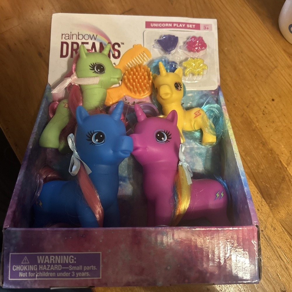 Rainbow Dreams Unicorn Play Set 4 Figures with Accessories Walgreens 166881 NEW